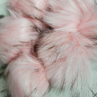 Pompons rose bébé à pointes noires
