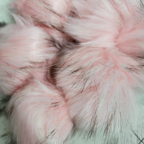 Pompons rose bébé à pointes noires