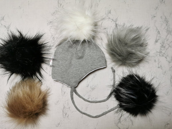 Tuque oreilles-cordon gris pale, *pompons vendus séparément*