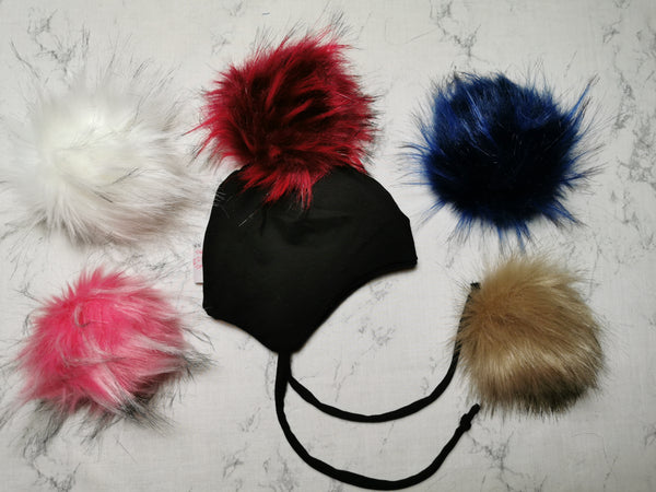 Tuque oreilles-cordon noir, *pompons vendus séparément*