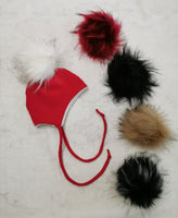 Tuque oreilles-cordon rouge , *pompons vendus séparément*