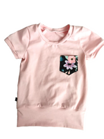 T-shirt évolutif rose à poche fleurs pastels fond noir