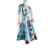 Robe jolies roses sur fond bleu